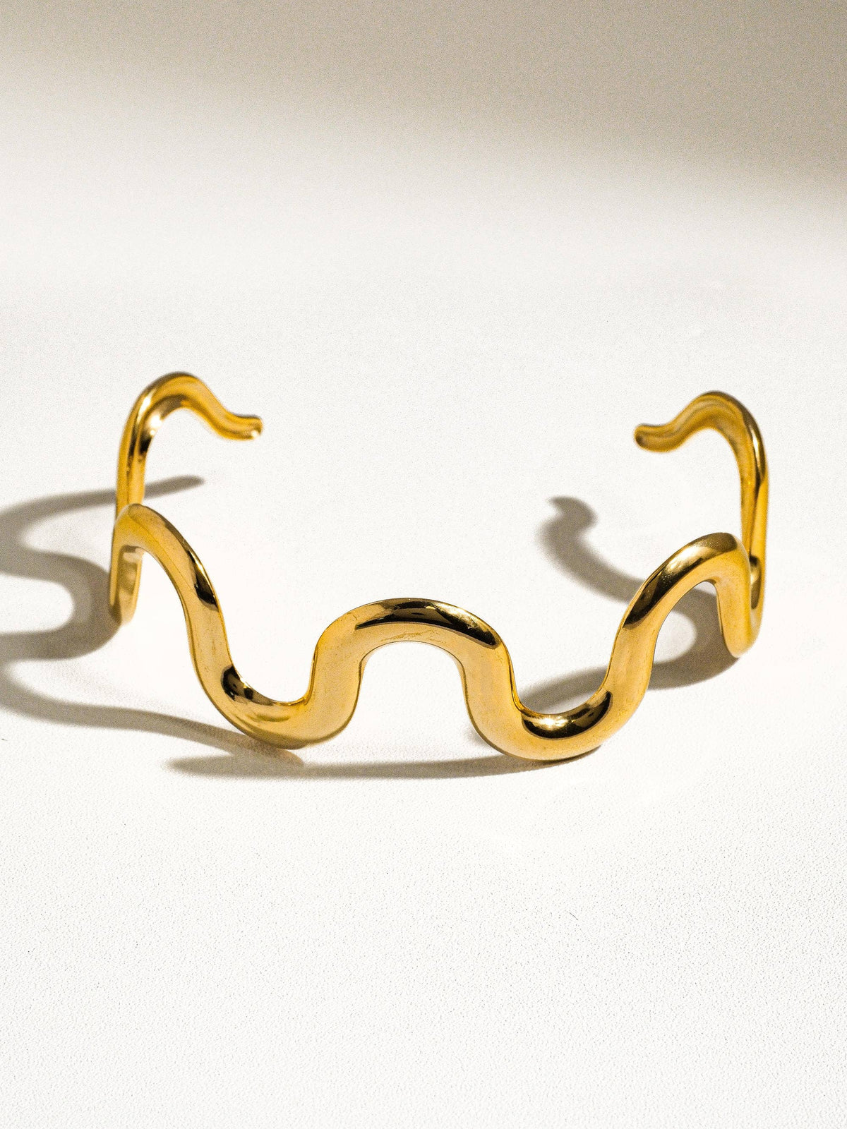 Bracelet audacieux ondulé en or 18 carats résistant au ternissement Félix: Or jaune