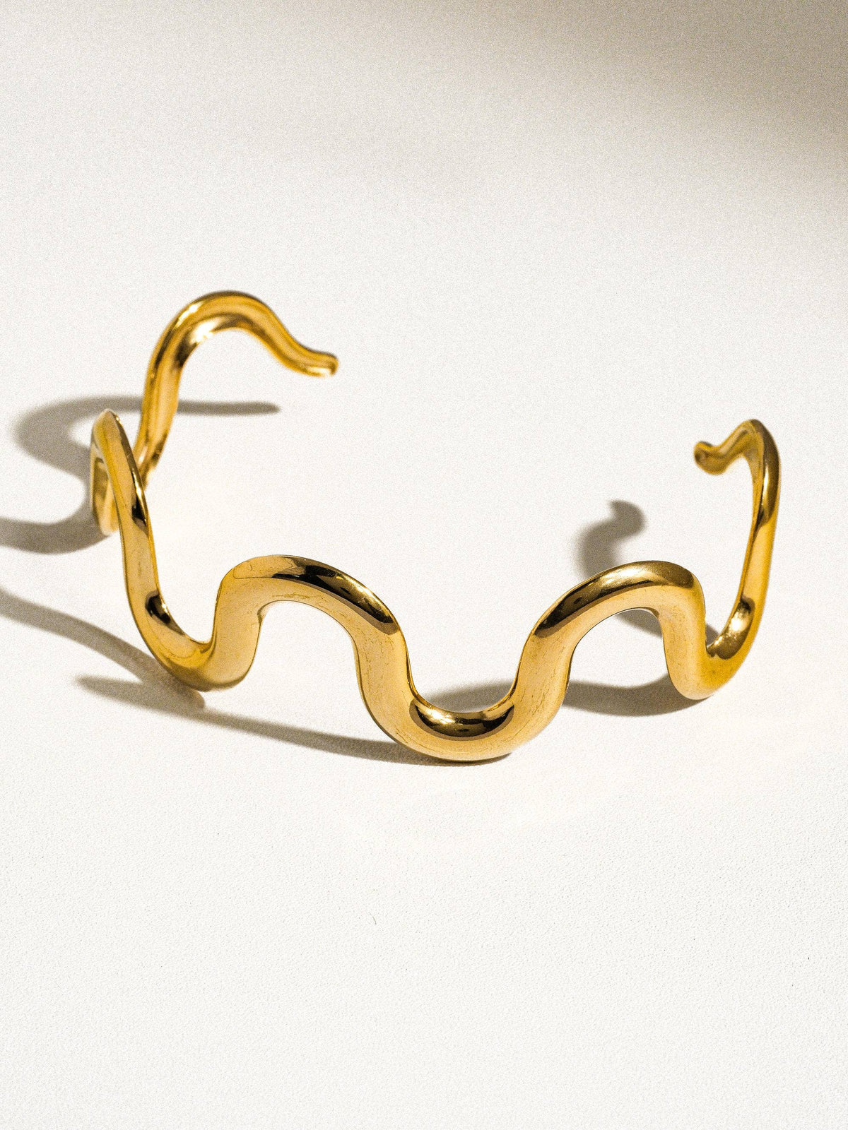 Bracelet audacieux ondulé en or 18 carats résistant au ternissement Félix: Or jaune