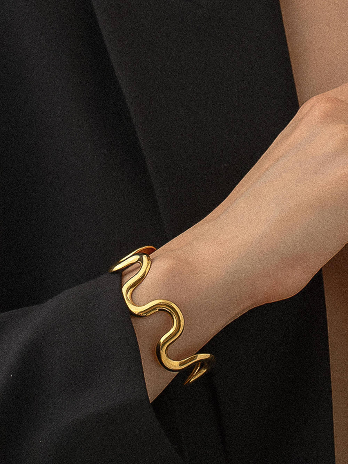 Bracelet audacieux ondulé en or 18 carats résistant au ternissement Félix: Or jaune