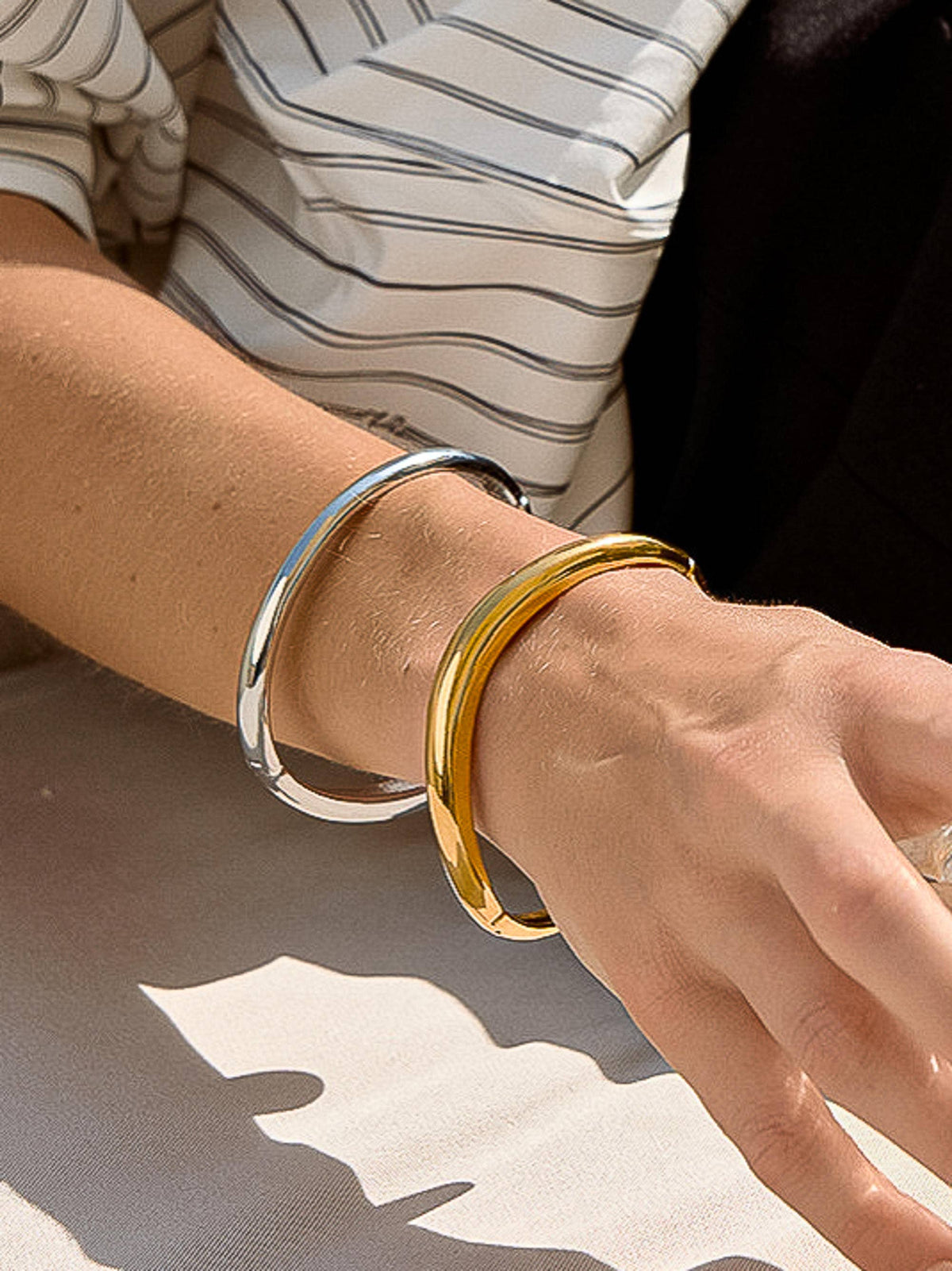 Bracelet jonc sculptural Mathieu en or 18 carats, sans ternir: Argent