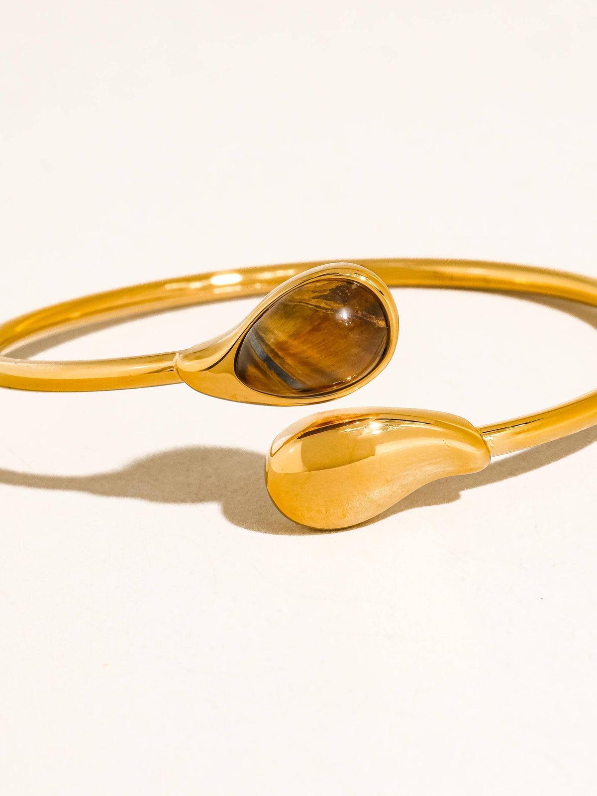 Bracelet manchette ouvert Harbor en or 18 carats, anti-ternissement, orné de pierres: Brown
